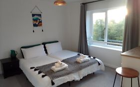 Beech House 20 Minute Walk To Airport